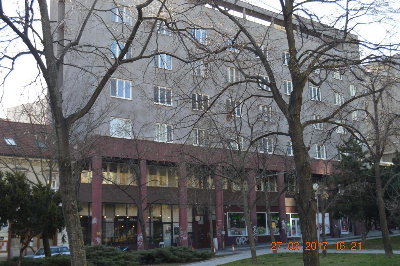 Vacation Apartment Up To 10 Bratislava Luaran gambar